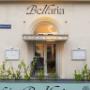 Eingang des Café Bellaria in der Bellariastraße, 1010 Wien: Rundbogenportal mit Schriftzug „Bellaria“ und Vordach „Café · Bar · Restaurant“ – klassische Wiener Kaffeehaus-Architektur.