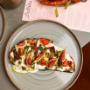 ellaria Bruschetta in Wien: knuspriges Sauerteigbrot mit Ricotta, Feigen, Tomaten, Oliven & Kräuterpesto. Ideal zum Brunch oder als Vorspeise. Keywords: Café Bellaria, Restaurant 1010.