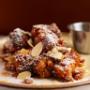 Wiener Kaiserschmarrn im Café Bellaria Wien: goldbraun, außen knusprig, innen fluffig, mit Staubzucker & Mandelblättchen. Hausgemachtes Dessert-Highlight nahe Parlament & Museumsquartier.