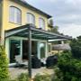 Trinity Systems Terrassenüberdachung aus Aluminium mit Sonnenschutzglas und Unterglasmarkise