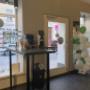 Unser Beratungsbereich mit Blick auf die Nisselgasse. Wir bieten Ihnen exzellenten Service, von der Anpassung einer Bildschirmbrille Wien bis hin zum exklusiven Hausbesuch für eine Brille mit Sehtest.