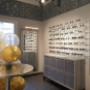 Einladendes Ambiente bei SOS Augenoptik mit festlicher Dekoration. Besuchen Sie uns für einen Sehtest 1140 Wien und entdecken Sie unsere Auswahl an Kinderbrillen und Designerfassungen in entspannter Atmosphäre.