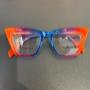 Farbenfrohe Designerbrille mit fließendem Farbverlauf von kräftigem Orange zu kühlem Blau. Wir bieten für hochwertige Modelle wie dieses auch eine bequeme Brillen Teilzahlung an, direkt bei Ihrem Optiker in Wien.