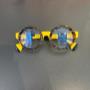 Extravagante, runde Brille mit markantem gelbem Rahmen und Bügeln im Schildpatt-Look. Solch coole Brillenfassungen sind perfekt für Individualisten, die nach einer professionellen Sehberatung 1140 Wien das Besondere suchen.