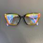 Elegante Damenbrille mit schwarzer Front und mehrfarbigen Akzenten in Orange und Pink. Nutzen Sie unseren Sehtest 1140 Wien, um diese Designerfassung mit präzisen Gleitsichtbrille-Gläsern für perfekten Sehkomfort auszustatten.