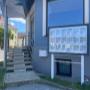 Primo - Pramhas Immobilien | Außenansicht Büro - Schaukasten Immobilien