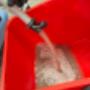 Schmutzflotte bei der Teppich Grundreinigung aus dem Extrahierer
