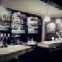 Gemütliche Bar-Atmosphäre mit stilvoller Einrichtung und warmem Ambiente – ideal für entspannte Abende im Cafe Domino Bar in Pfaffstätten.