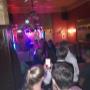 Live-Musik und Veranstaltungen schaffen in der Cafe Domino Bar ein stimmungsvolles Erlebnis mit Drinks und guter Unterhaltung.