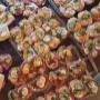 Frisch belegte Brötchen mit einer Auswahl an Käse, Wurst und Schinken, garniert mit Eiern, Gurken, Radieschen und frischen Kräutern. Liebevoll angerichtet auf Platten, ideal für Catering, Veranstaltungen oder gemütliche Feiern.