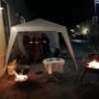 Winterliches Event bei der Cafe Domino Bar mit Feuerschalen und Pavillon – stimmungsvoll für gesellige Abende.