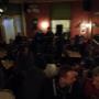 Geselligkeit und gute Stimmung – Gäste genießen an der Bar Drinks und lockere Gespräche in angenehmer Atmosphäre.