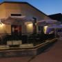 Cafe Domino Bar in Pfaffstätten mit festlich vorbereiteten Stehtischen, einladend für Feste, Feiern und gesellige Momente.
