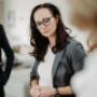eammitglied von Steindl Immobilien im Gespräch. Professionelle Immobilienberatung mit Fokus auf persönliche Betreuung, Expertise und individuelle Lösungen für Kunden.