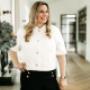 Frau Mag. Isabel Steindl, Geschäftsführerin von Steindl Immobilien, im professionellen Portrait. Kompetenz, Vertrauen und persönliche Beratung für Immobilien in Wien, Mödling und Salzburg.