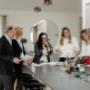 Besprechung im Team von Steindl Immobilien. Zusammenarbeit, Expertise und individuelle Betreuung für Kauf, Verkauf und Vermietung von Immobilien. Ihr Makler in Mödling