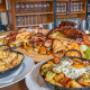 Deftige Grillplatte mit Ribs, Steaks und Beilagen sowie Pfannengerichten – ein Festmahl für Fleischliebhaber im Bieriger Wien.