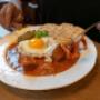 Saftiges Fiakergulasch mit Spiegelei, Speck, Semmelknödel und Gurkerl – deftiger Wiener Klassiker im Bieriger Wien.