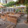 Gemütlicher Biergarten im Bieriger Wien – schattige Plätze, frisches Bier und typisch österreichische Wirtshausatmosphäre.