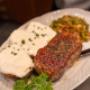 Zartes Steak mit überbackenen Ofenkartoffeln und Gemüsebeilage – herzhaftes Highlight für Fleischliebhaber im Bieriger Wien.