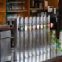 Bier frisch gezapft im Bieriger Wien – authentisches Wirtshausfeeling mit Liebe zum Detail und Tradition im Glas.