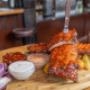 Saftige Spare Ribs mit würziger Marinade, Dips und Beilagen – herzhafte Spezialität aus dem Bieriger Wien.
