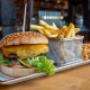 Saftiger Cheeseburger mit knusprigen Pommes und Coleslaw – amerikanischer Genuss trifft auf Wiener Wirtshausküche im Bieriger Wien.