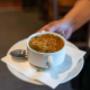Kräftige Rindsuppe mit Frittaten – klassischer Wiener Suppengenuss, frisch serviert im Bieriger Wien.