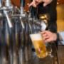 Zapfanlage im Bieriger Wien – frisches Bier direkt vom Fass, vielfältige Sorten und perfekte Schaumkrone für echten Biergenuss.