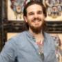 Robert – ein Teil des Happy Needles Teams. Mit seinem freundlichen Lächeln und den kunstvollen Tattoos ist er ein echtes Aushängeschild des Studios.