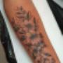 Ein detailreiches Blumen-Tattoo am Unterarm, gestochen von Happy Needles Tattoo Wien. Feine Linien und sanfte Schattierungen verleihen dem Motiv eine elegante und natürliche Optik. Perfekt für alle, die ein filigranes Flower-Tattoo suchen.