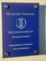 firmenschild-der-uhrendoktor-treganza-fachwerkstatt-grossuhren