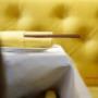 Die stilvolle Innenansicht des asiatischen Restaurants Koinonia+ in Wien zeigt modernes Design mit klaren Linien und gemütlichen Sitzmöglichkeiten. Gelbe Polsterungen setzen frische Akzente und schaffen eine einladende Atmosphäre, in der Gäste die Vielfal
