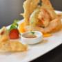 Tempura-Variation mit Gemüse und Dip – knusprig-leicht im asiatischen Restaurant Koinonia+ Wien.