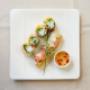 Sommerrollen von oben fotografiert, mit Kräutern und Chili-Dip – frische vietnamesische Rolls.