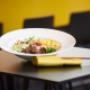 Schüssel mit Rindfleisch, Gemüse, Kräutern & Erdnüssen – herzhafte Asia-Bowl.