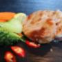 Gegrilltes Thunfisch-Steak mit Gemüse, Chili und Zitrone – asiatische Spezialität im Restaurant Koinonia+ Wien.