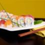Sushi-Variation mit Uramaki/Maki (Lachs, Thunfisch, Avocado) – frisches Sushi in 1080 Wien.