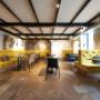 Die Sitzgelegenheiten im Koinonia+ asiatisches Restaurant Wien sind modern, bequem und mit stilvoller Akzentbeleuchtung ausgestattet. Edle Wandgestaltung und hochwertige Materialien unterstreichen das besondere Flair – ideal, um authentische koreanische S