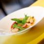Aromatisches asiatisches Curry mit Huhn und frischem Gemüse – authentische Küche bei Koinonia+ Wien.