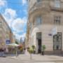Die Außenansicht von Koinonia+ in der Albertgasse zeigt das stilvolle Wiener Eckhaus, in dem das asiatische Restaurant untergebracht ist. Mit eleganter Architektur und einer einladenden Lage unweit des Rathauses ist das Lokal ein echter Blickfang im 8. Be