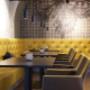 Die Galerie-Ebene im asiatischen Restaurant Koinonia+ Albertgasse bietet zusätzliche Sitzplätze in einem stilvollen Ambiente. Offenes Raumkonzept, modernes Design und künstlerische Details machen den Besuch zu einem besonderen Erlebnis in Wien.