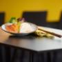 Frisches Sashimi (Lachs & Weißfisch) auf Daikon – japanische Küche in der Josefstadt.