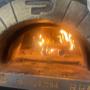 Holzofen La Delizia Wien 1080 – neapolitanischer Pizzaofen mit offenem Feuer für authentische Pizza Napoletana in der Josefstadt.