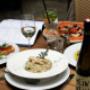 Genussvolle Auswahl in der Trattoria Margareta: cremiges Risotto, knusprige Pizza, Bruschetta und Caprese mit Wein und Spritzer im Schlossquadrat – italienisches Restaurant in Wien mit Terrasse und Mittagsmenü.