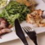 Antipasti-Teller mit gegrillten Garnelen, Calamari, Rucola und Gemüse in der Trattoria Margareta im Schlossquadrat Wien – mediterrane Meeresfrüchte im italienischen Restaurant mit gemütlichem Gastgarten.