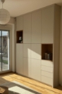 Einbauschrank beige mit Elementen aus Eiche
