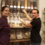 Team von LIEBER OHNE in Wien, Unverpackt-Laden für bio, regionale, unverpackte Lebensmittel wie Getreide, Nüsse und Tee zum Selbstabfüllen im Glas – nachhaltiges Einkaufen ohne Plastikmüll.