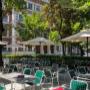 Café-Restaurant nahe Karlsplatz Wien mit modernem Gebäude und ruhigem Gastgarten im Resselpark – ideale Location für Kaffee, Schnitzel oder entspannte Treffen im Freien.