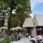 Gastgarten des Café-Restaurants im Resselpark Wien nahe Karlsplatz – ruhige Umgebung für Kaffee, Mittagessen und klassische Küche im 4. Bezirk.